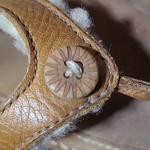 UGG LEATHER SHEEPSKIN BUTTON LOGO SANDALS - Picture 3 of 12